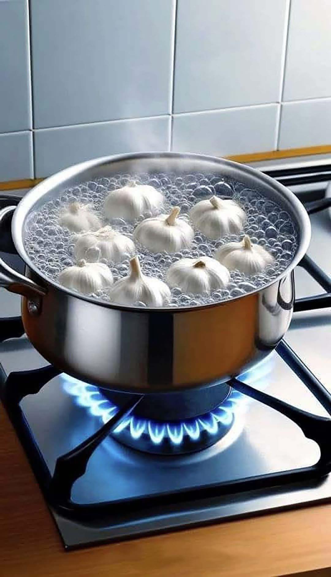 Boil 5 Cloves of Garlic to Tackle a Very Common Problem