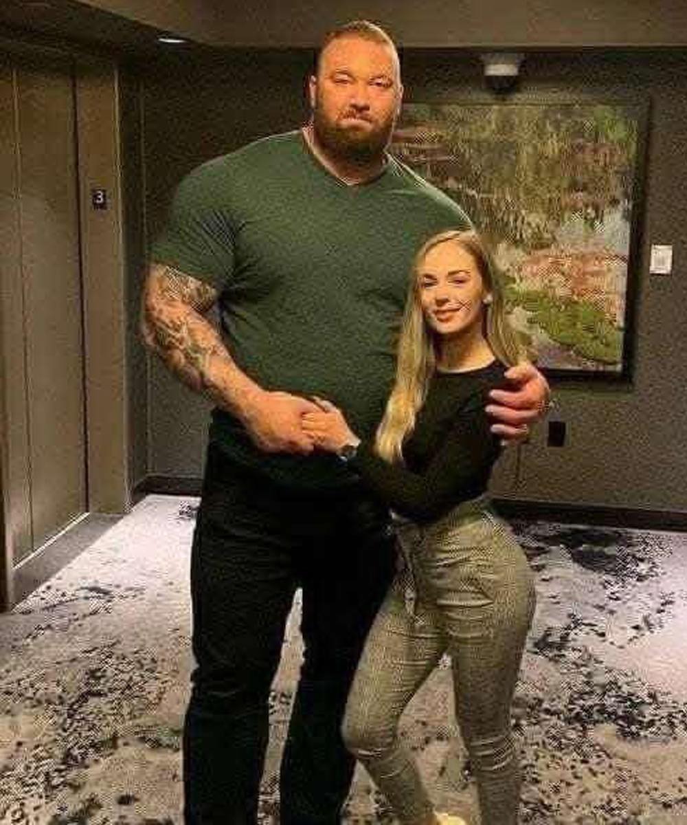 Why Men Prefer Shorter Women: The Scientific Reasons