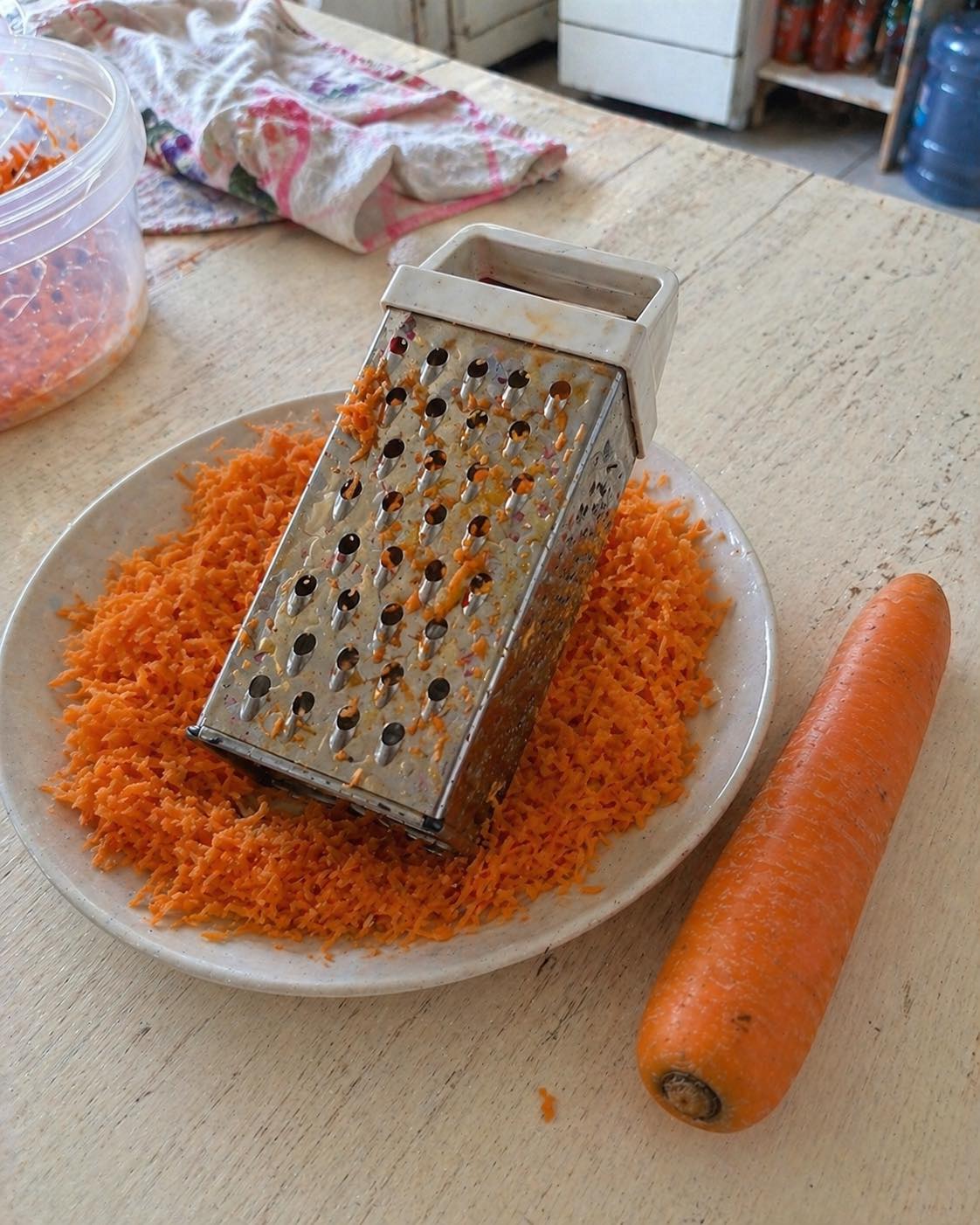 Doctors Reveal What Eating Raw Carrots in Your Salad Does…