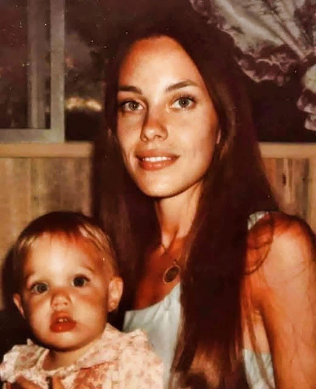 A Rare Glimpse into Childhood: Can You Recognize This Future Hollywood Star and Her Mother?
